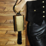 FAVOR GOLD MENOTTES TASSEL WRISTLET