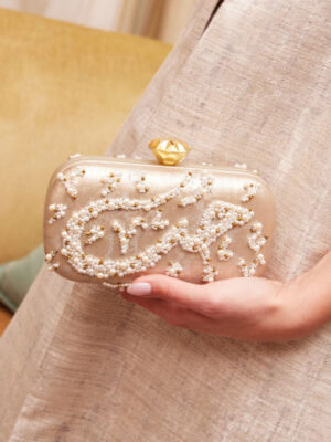 diamond-pearl-hobb-box-on-model.jpg