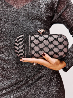 kaffieh-anthracite-big-box-on-model.jpg
